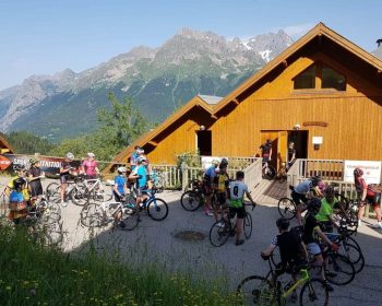Fietshotel Alpe dHuez - wielercafes.nl (1) ingang