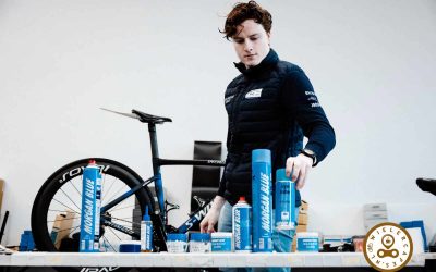 Marijn Schaper als mechanieker - wielercafes.nl (2)